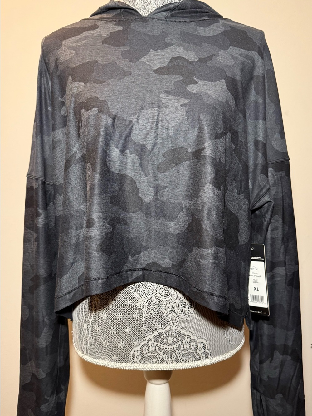 NWT Women’s Yogalicious Lux Black Camo Cropped Hooded Long Sleeve Shirt Size XL - Picture 2 of 7